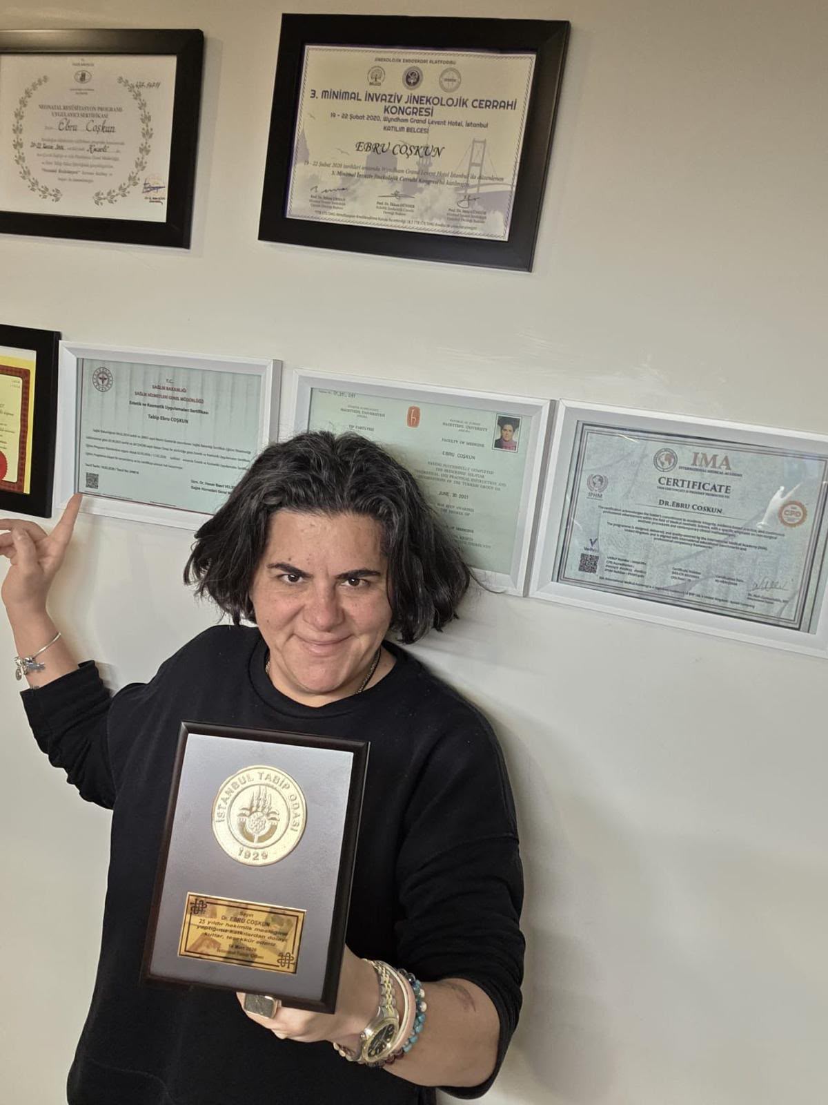 Op. Dr. Ebru Coşkun, İstanbul Tabip Odası plaketi ve mesleki belgeleriyle